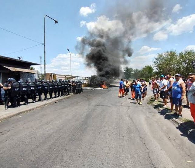 Los manifestantes que piden la reincorporación de cinco portuarios denunciaron que fueron reprimidos.