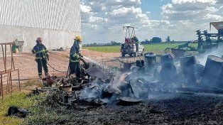 Varios tambores de aceite generaron un incendio de gran dimensión al costado de la Autovía 18.