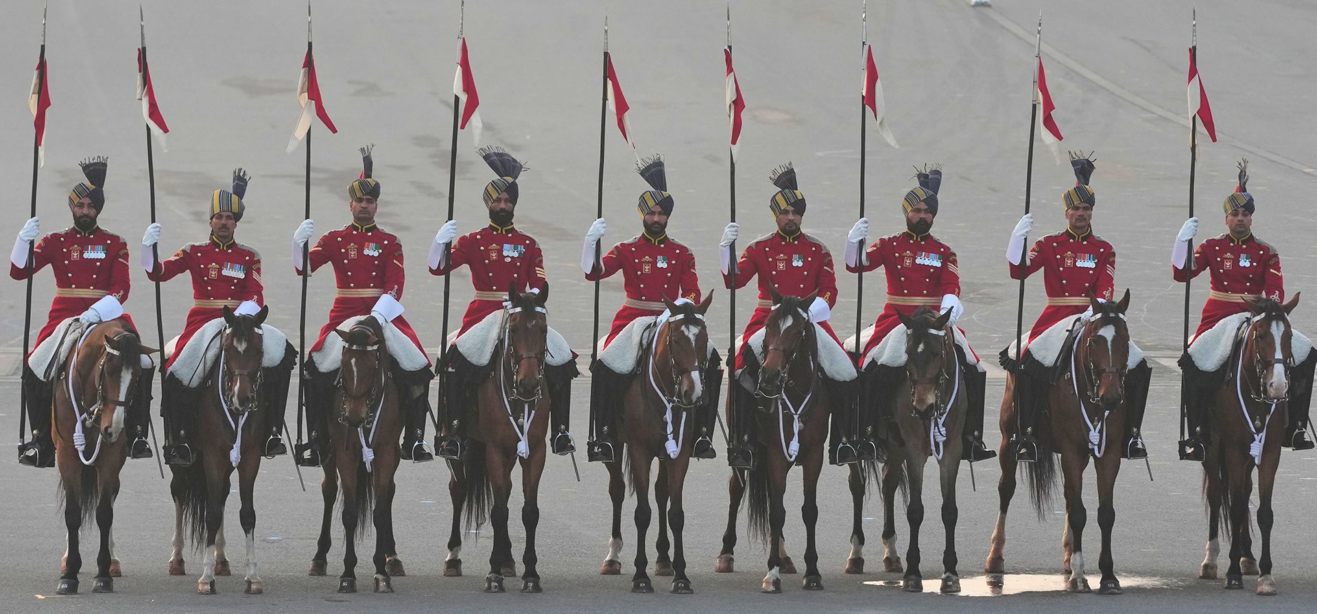 Los guardaespaldas del presidente indio, montados a caballo, saludan durante la ceremonia de la Retirada de los Golpes, que marca el final de las festividades del Día de la República, en las colinas de Raisina, sede del poder gubernamental, en Nueva Delhi, India, el jueves 29 de enero de 2026. (Foto AP/Manish Swarup) Los guardaespaldas del presidente indio, montados a caballo, saludan durante la ceremonia de la Retirada de los Golpes, que marca el final de las festividades del Día de la República, en las colinas de Raisina, sede del poder gubernamental, en Nueva Delhi, India, el jueves 29 de enero de 2026. (Foto AP/Manish Swarup)