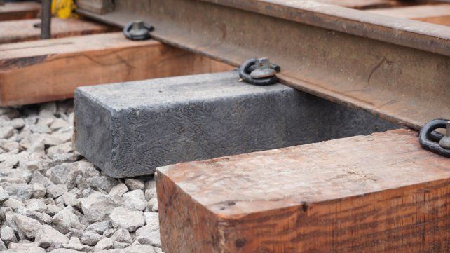 Santa Fe: se instalaron en la vía los primeros durmientes de plástico reciclado