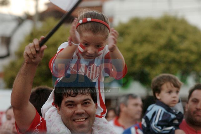 El apoyo de los hinchas tatengues se sintió en la Avenida López y Planes