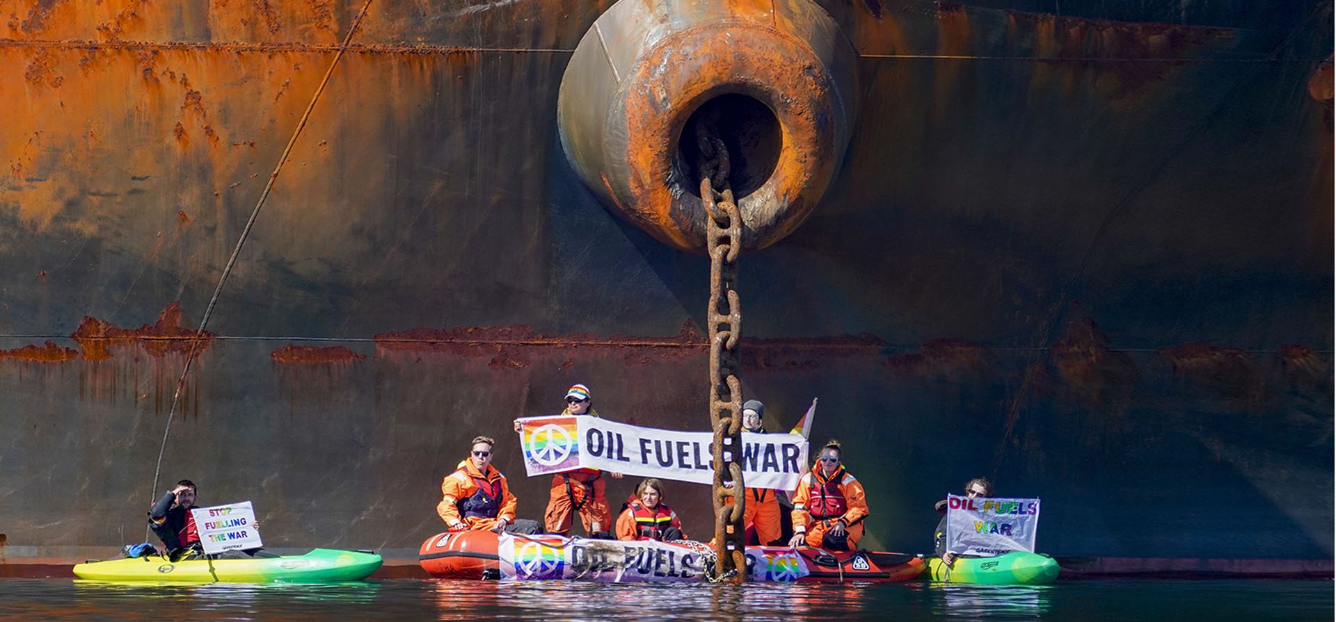 Miembros de Greenpeace organizan una protesta junto al barco Ust Luga que transporta petróleo ruso, en Asgardstrand, Noruega, el lunes 25 de abril de 2022. 