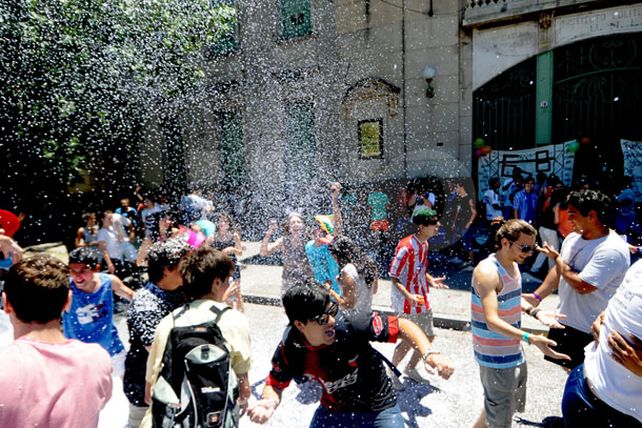 Los estudiantes secundarios festejaron en su último día de clases