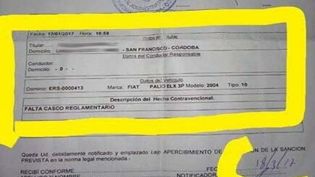 Una mujer recibió una multa por circular en auto sin casco