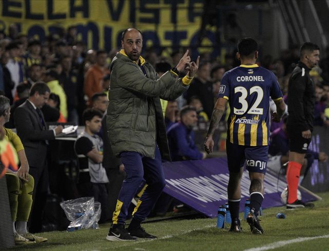 Lequi da indicaciones mientras Coronel sale de la cancha. El lateral se perderá varios partidos.