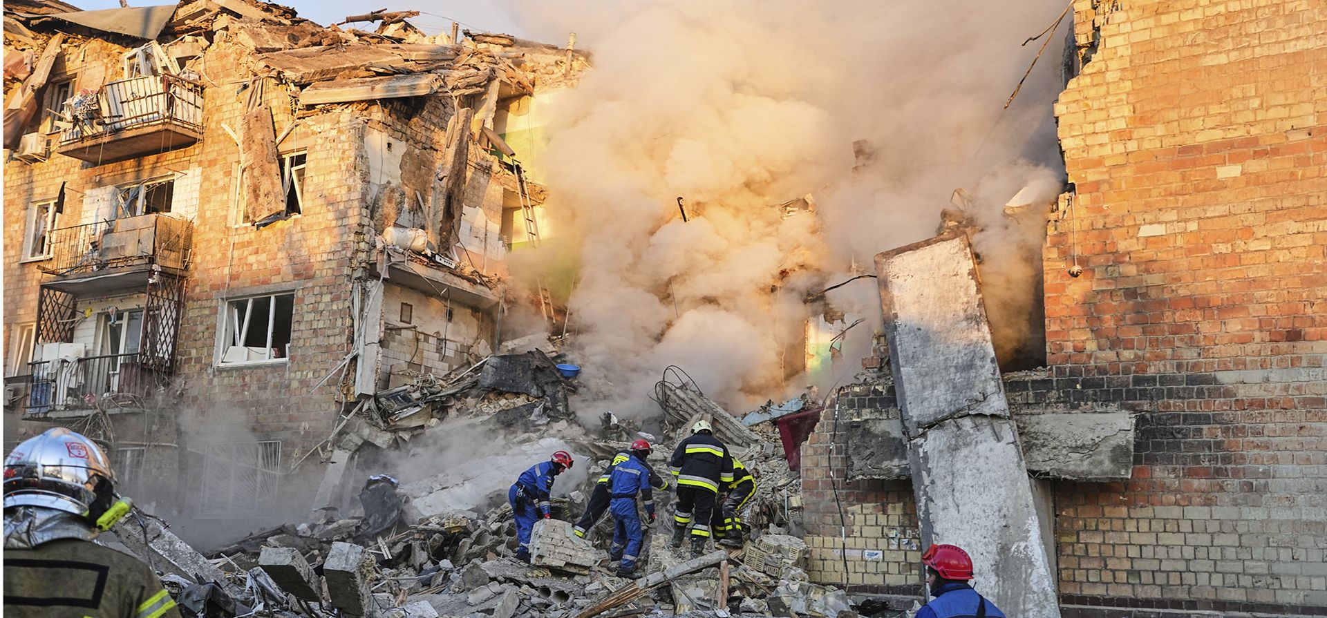 Bomberos trabajan en el lugar de un edificio en llamas tras un ataque ruso en Kiev, Ucrania, la madrugada del jueves 28 de agosto de 2025. (Foto AP/Efrem Lukatsky) Bomberos trabajan en el lugar de un edificio en llamas tras un ataque ruso en Kiev, Ucrania, la madrugada del jueves 28 de agosto de 2025. (Foto AP/Efrem Lukatsky)