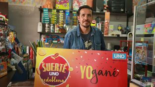 Orlando Fern&aacute;ndez con parte del premio tiene pensando sorprender a un amigo especial.&nbsp;