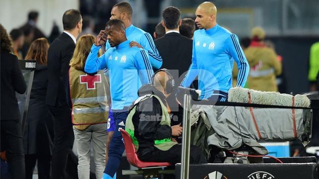 Evra no se aguantó y a lo Cantoná le pegó a un hincha de su equipo