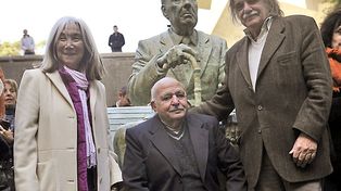 Inauguran estatua de Borges frente a la Biblioteca Nacional