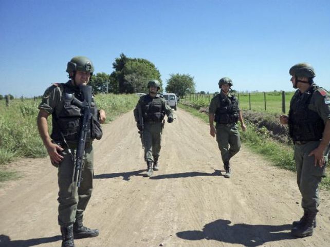Más de 500 efectivos en un intenso operativo en campos santafesinos para dar con los prófugos del triple crimen