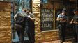 Un policía confundió a un cliente con un asaltante y lo mató