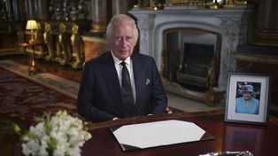 Solemne. Carlos dio su primer discurso desde el Palacio de Buckingham.
