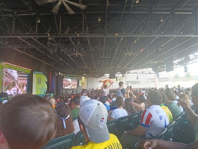 A full. Simpatizantes de muchas nacionales vieron juntos Alemania-Costa del Marfil.