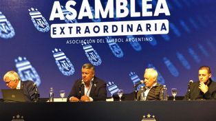 Tapia, en la reunión extraordinaria de la AFA en Ezeiza. Se modificó el sistema de descensos y seguirán los 28 equipos en Liga Profesional.
