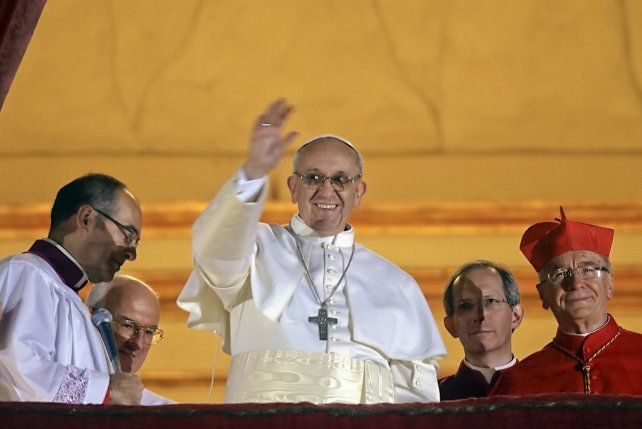 El Papa Francisco en la asunción, el 13 de marzo de 2013. Cumple 10 años en su pontificado colocando el eje de la agenda vaticana en los problemas socioambientales, la igualdad y la fraternidad y la renovación de la utopía de la religión. 