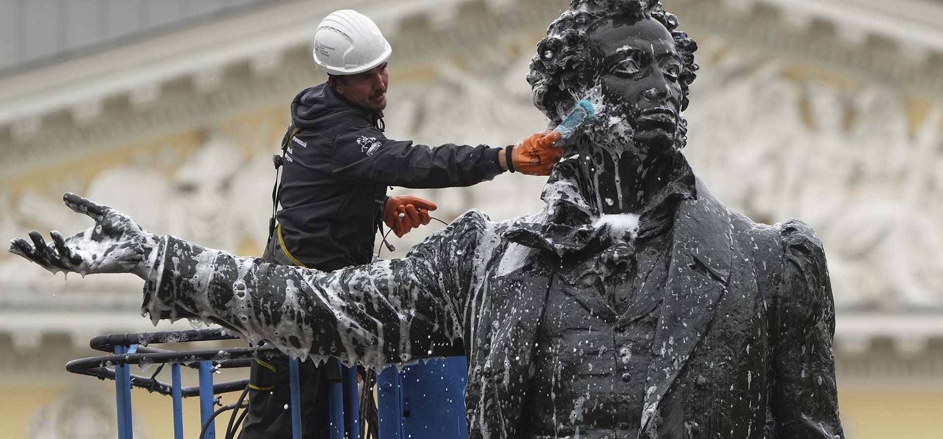 Un trabajador limpia una estatua del famoso poeta ruso Alexander Pushkin en San Petersburgo, Rusia, el lunes 26 de mayo de 2025. (Foto AP/Dmitri Lovetsky) Un trabajador limpia una estatua del famoso poeta ruso Alexander Pushkin en San Petersburgo, Rusia, el lunes 26 de mayo de 2025. (Foto AP/Dmitri Lovetsky)