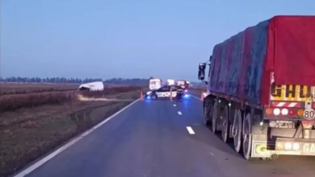 Choque fatal entre un camión y un furgón en la ruta 90, cerca de Alcorta