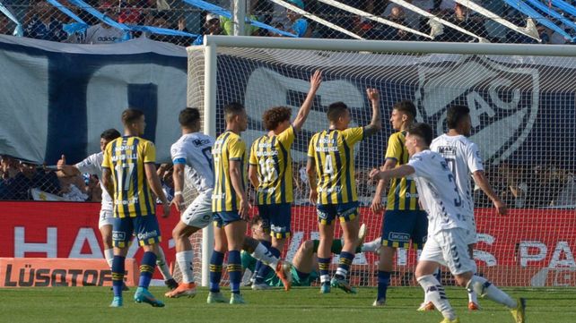 Causa y consecuencia. Los jugadores deCentral piden un off side que no existió. Es el gol de Quilmes al final del primer tiempo.