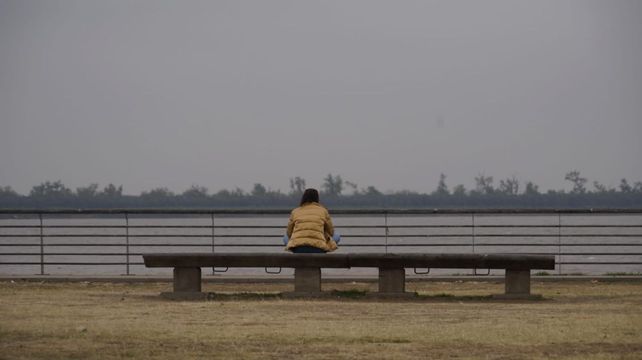 El cielo gris y brumoso