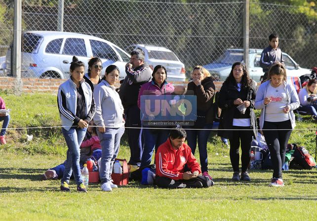 PADRES Y PADRES EXPECTANTES. Observan desde afuera el accionar de los gurises dentro de la cancha. Si entienden que es un juego no hay motivo para sufrir. (Foto UNO/Diego Arias)