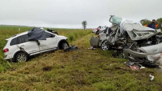 El VW Suran y el Peugeot 408 chocaron de frente de manera violenta.