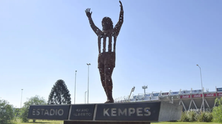 Colocan una estatua de Mario Kempes en el estadio.