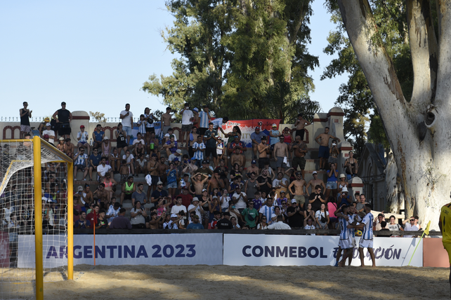 El público rosarino asistió al triunfo argentino.