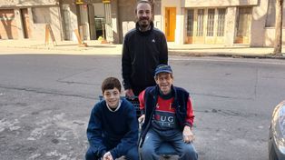 Tres generaciones. Juan Carlos junto a su hijo Julián (47) y su nieto Emanuel (16), todos Charrúas.