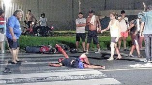 El auto chocó a una moto y dejó a dos personas tiradas en el asfalto.