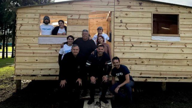 Chiqui Tapia junto con los integrantes de la ONG Techo