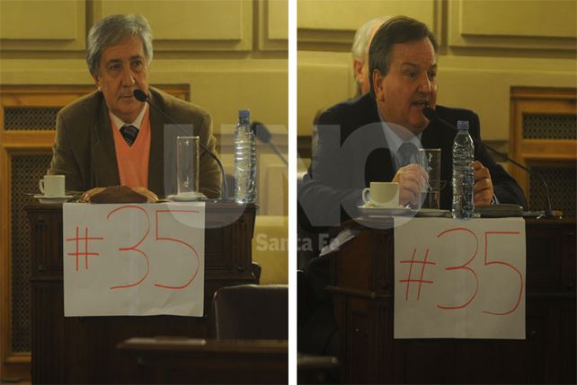 Con la banda roja. Ambos legisladores desplegaron carteles alusivos al reciente campeonato de primera división.