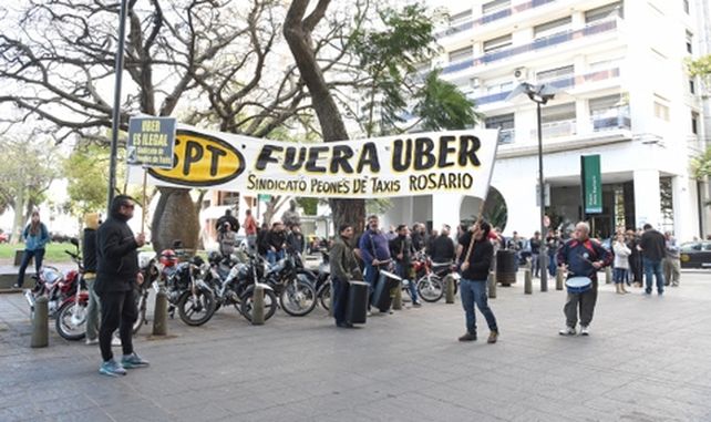 pancartas. El gremio y las cámaras de taxis cuestionaron la intención de Uber de desembarcar en la ciudad
