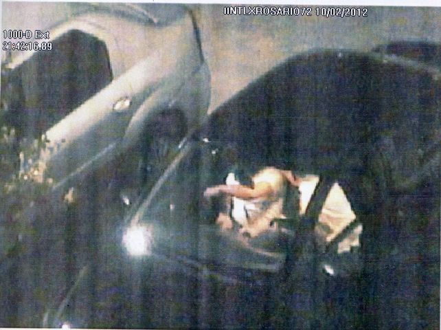 Registro de una cámara del casino exigida por el juez del caso. Según el defensor del apostador, muestra cuando la custodia lo maltrata antes de llevarlo a su hotel sustituyendo tareas policiales. (Imagen del expediente) 