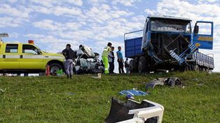 Siete muertos por choque entre una combi y un camión
