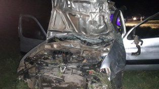 Así quedó uno de los utilitarios tras el accidente en la autopista con un caballo