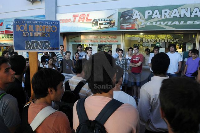Presentaron el amparo para frenar el aumento del boleto Santa Fe-Paraná