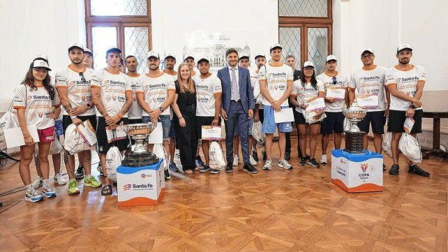 El gobernador Pullaro le dio la bienvenida a los nadadores de la Maratón Santa Fe-Coronda.