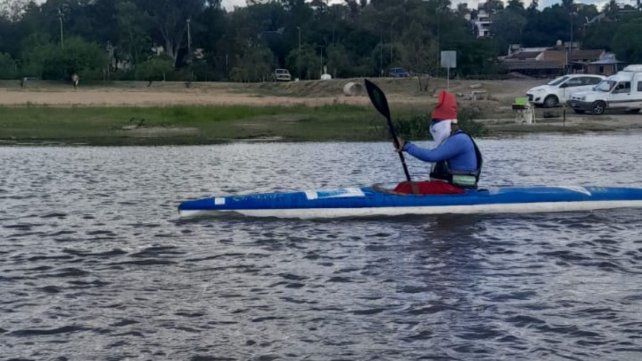 Una remada de disfraces en el Río Paraná