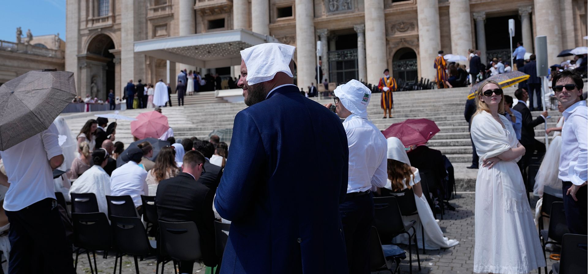 Una pareja de recién casados se resguarda del intenso sol mientras espera para reunirse con el Papa León XIV durante su audiencia general semanal en la Plaza de San Pedro, en el Vaticano, el miércoles 24 de junio de 2026. (Foto AP/Alessandra Tarantino) Una pareja de recién casados se resguarda del intenso sol mientras espera para reunirse con el Papa León XIV durante su audiencia general semanal en la Plaza de San Pedro, en el Vaticano, el miércoles 24 de junio de 2026. (Foto AP/Alessandra Tarantino)