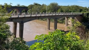 Slackline sobre el río Carcarañá: frenaron una práctica sin permiso y con riesgo de accidente