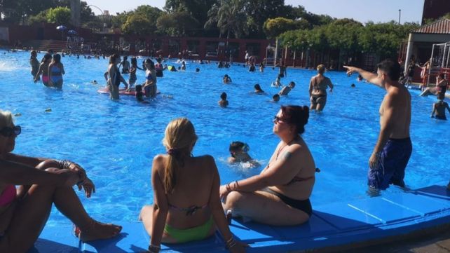 El verano se vive a pleno en los polideportivos municipales de Rosario.