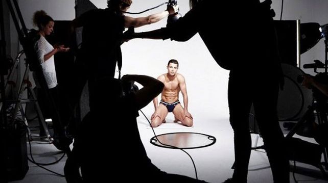 ¡Cómo le gusta! Ronaldo hizo su Mannequin Challenge en paños menores