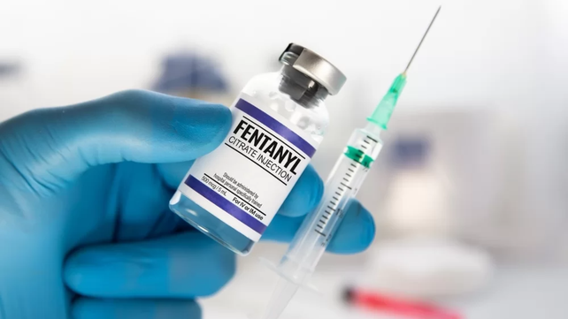 El fentanilo es un opioide sintético (fabricado) que los médicos pueden recetar para tratar el dolor. El fentanilo es un opioide sintético (fabricado) que los médicos pueden recetar para tratar el dolor.