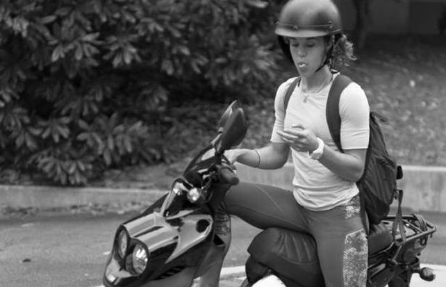 Un fotógrafo borró los celulares de las imágenes que capturó de escenas familiares y cotidianas