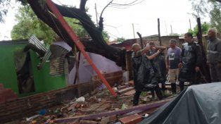 El temporal provocó anegamientos en 12 barrios de Paraná y derribó 20 árboles