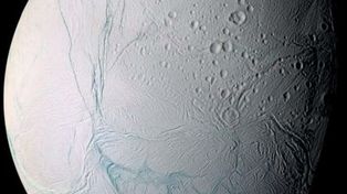 Increíbles imágenes de una luna de Saturno: se advierte un océano bajo su superficie polar
