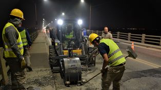 Operarios de Vialidad Nacional trabajando en el Puente Carretero