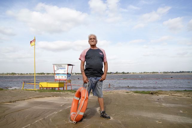 El ex guardavidas dela Florida, Pedro Correa, hoy de 76 años, un testimonio vivo del balneario donde comenzó a trabajar con 25 años.