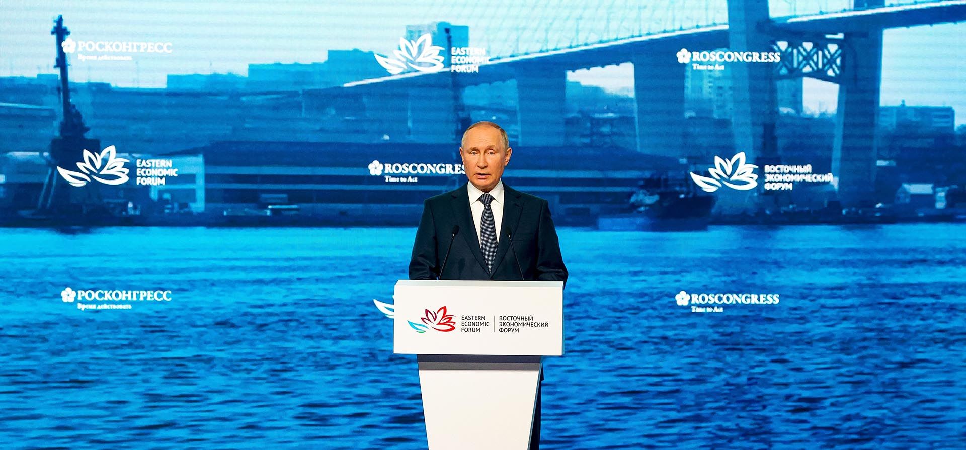 El presidente ruso, Vladimir Putin, pronuncia un discurso durante una sesión plenaria en el Foro Económico Oriental en Vladivostok, Rusia, el miércoles 7 de septiembre de 2022.