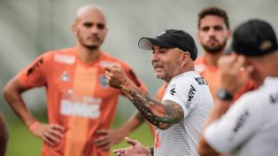 Fábio Santos (de frente) criticó a Jorge Sampaoli por su forma de actuar cuando lo tuvo como entrenador.